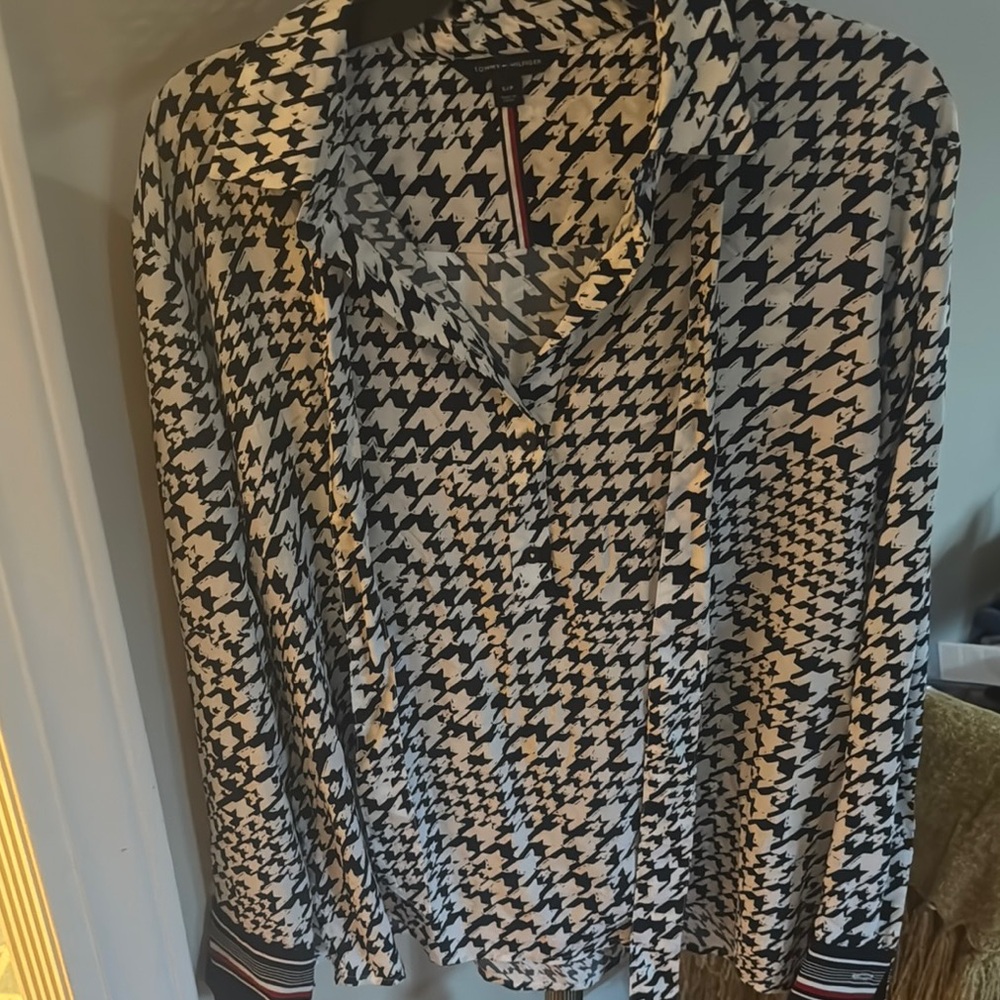 Tommy Hilfiger Navy Blue, Red and White Houndstooth pull over top w/front tie